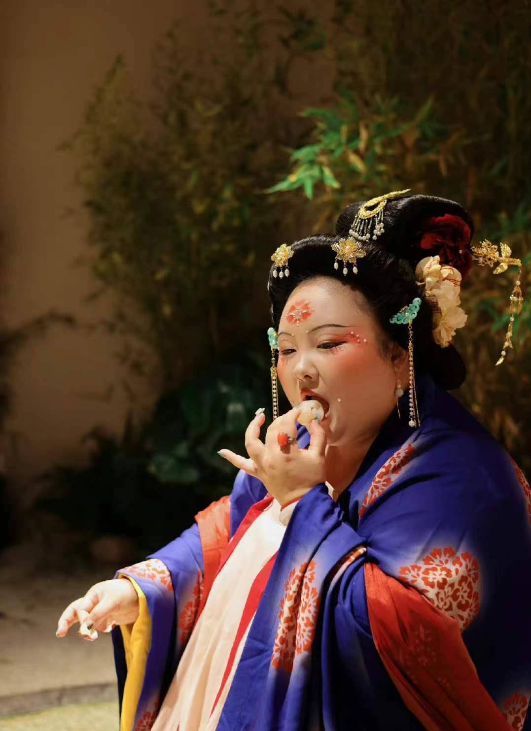 胖女孩的春天来了,西安200斤女孩扮演杨贵妃,身穿汉服绰约多姿_唐朝