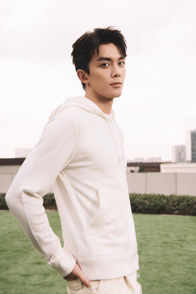 吴磊卫衣套装秋日氛围感写真释出 运动时尚似白马王子