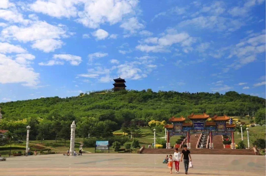 青龙山公园坐落于鲅鱼圈城区中部,是自然景观与人文景观的完美结合.