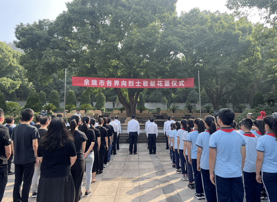 街道机关干部,村(社)干部及中小学生代表参加在胜归山烈士陵园举行