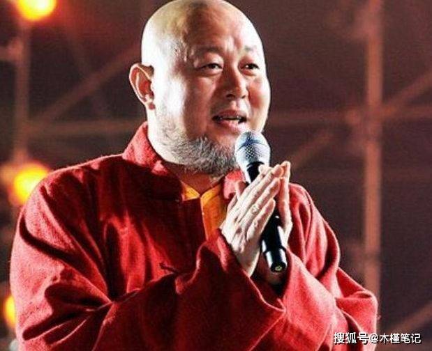 60岁火风帮父母理发,与老人嘴对嘴亲吻惹争议,网友直呼接受不了