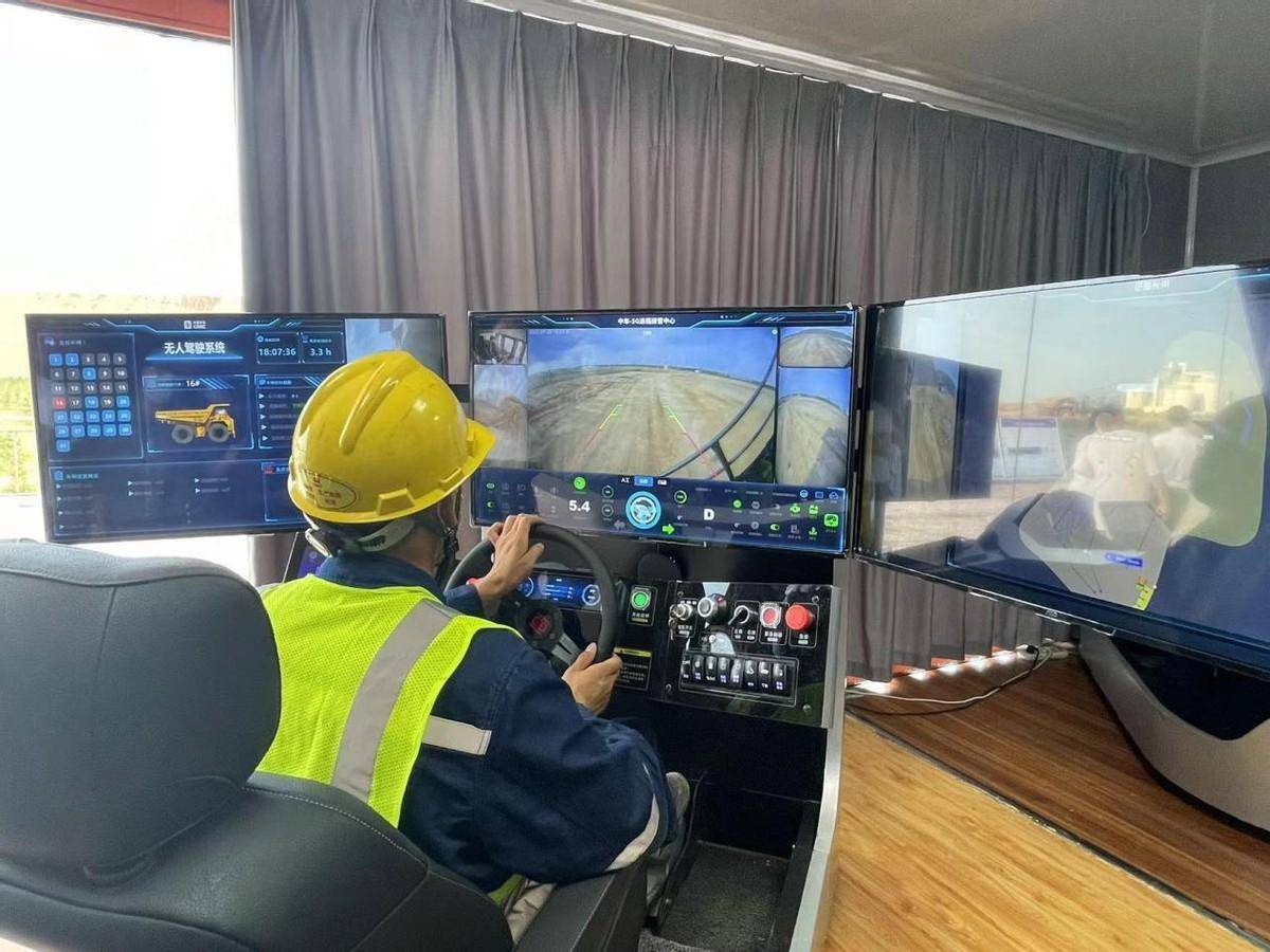 (西湾露天煤矿无人驾驶矿车的远程控制演示)无人驾驶,远程操控.