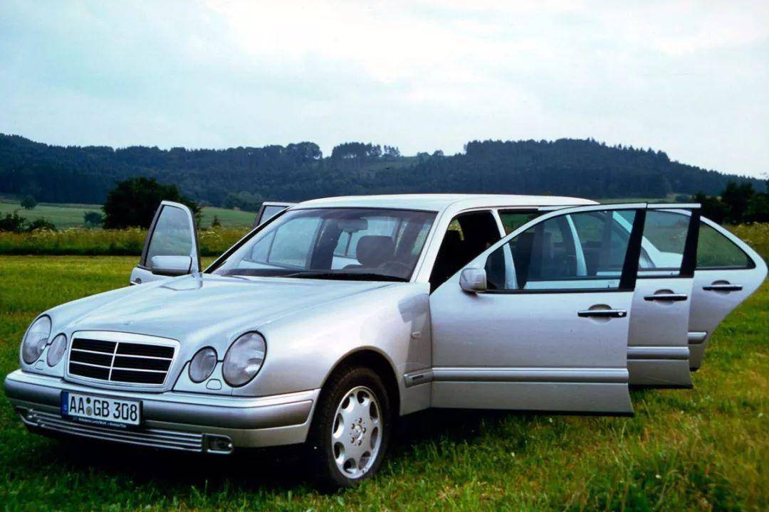 w124代奔驰e的binz 6-door limousine版本代号为v124,车身长度约5.