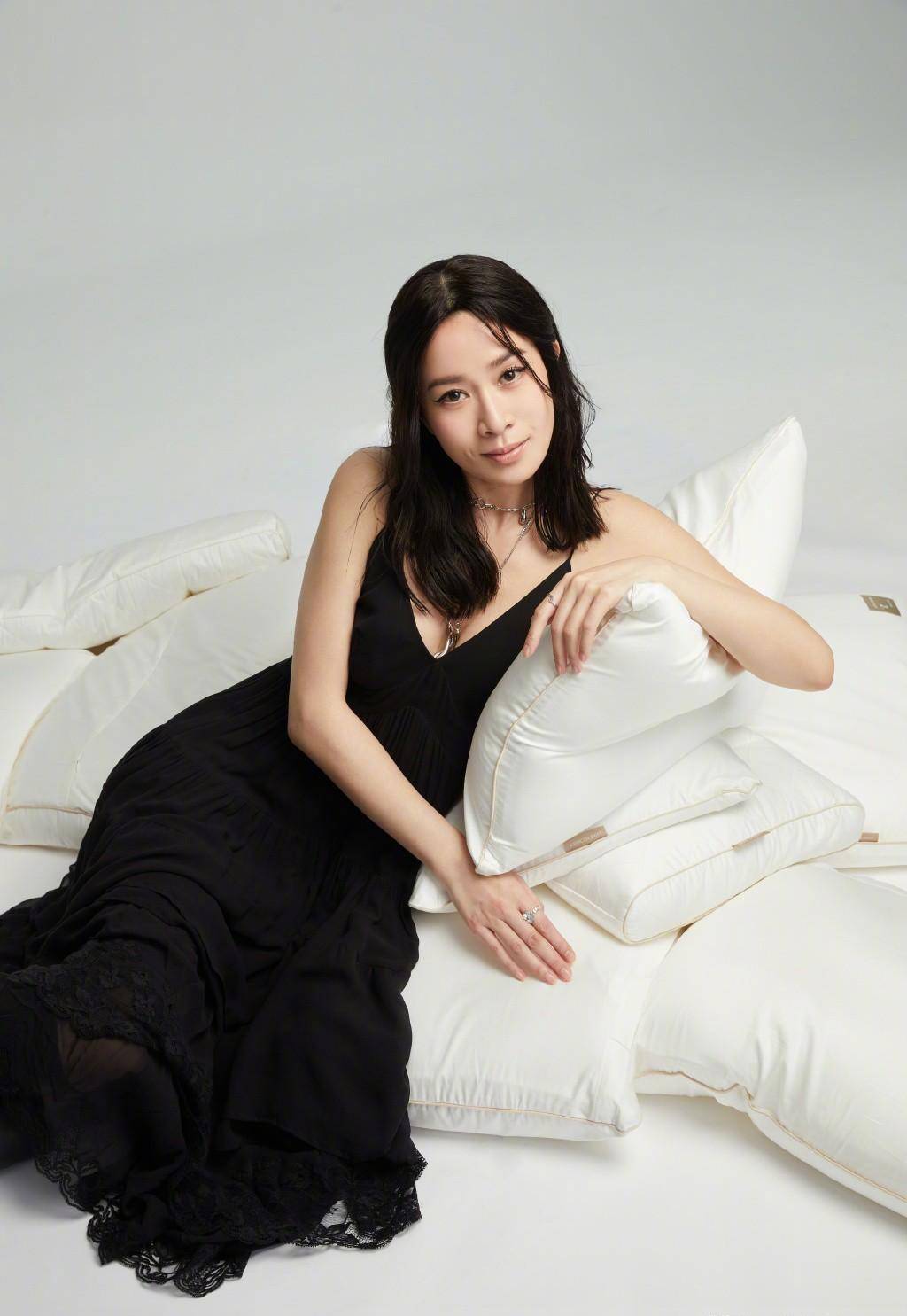 佘诗曼拍枕头片美得惊艳,罕见穿吊带时尚裙,一头瀑布长发太迷人