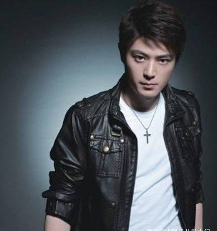 霍建华,一心想当明星,在19岁的时候,他就到传播公司担任助理及外务的