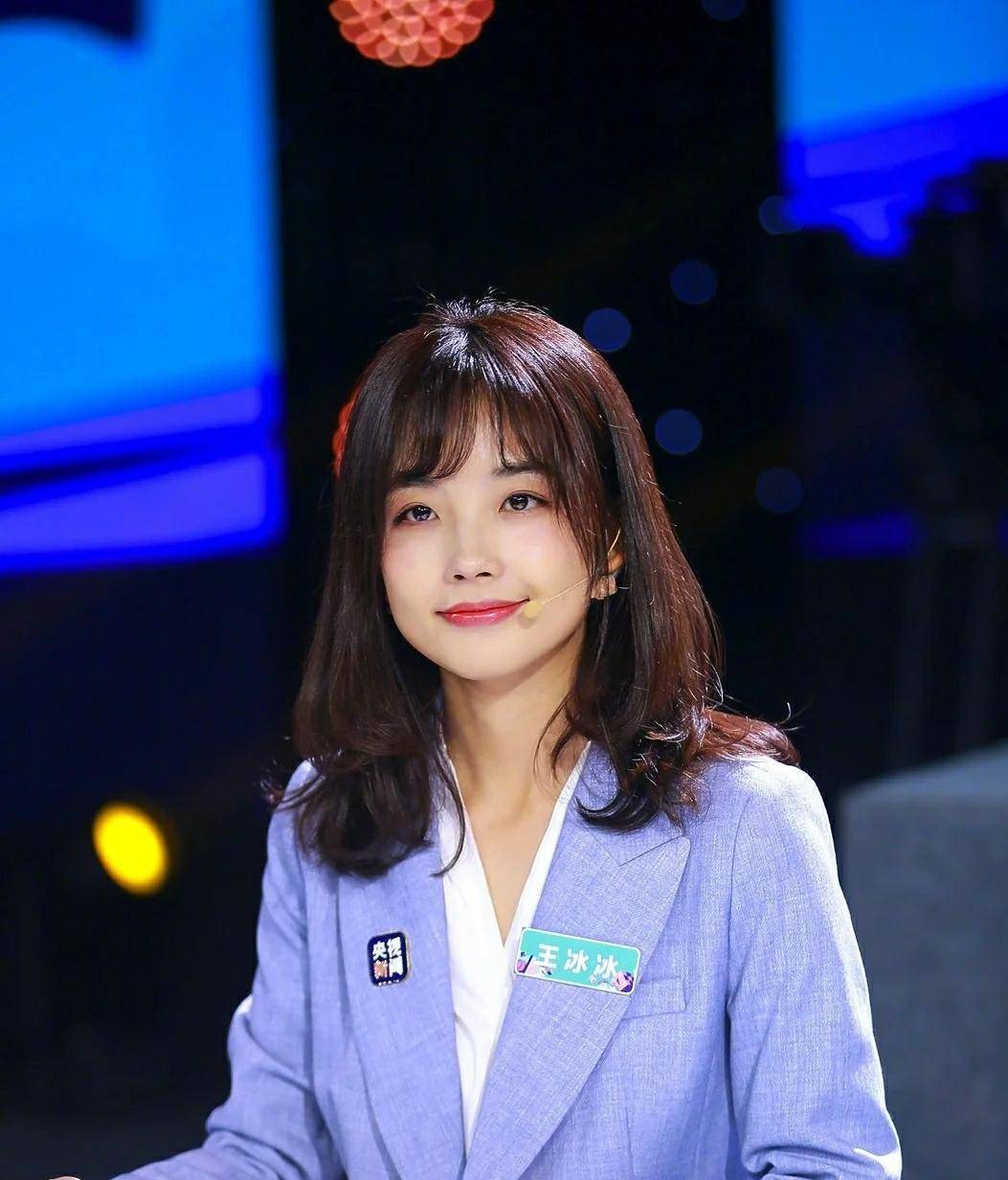 电视最美记者王冰冰,穿衣干练又大方,网友:我的心是冰冰的_白色_显得