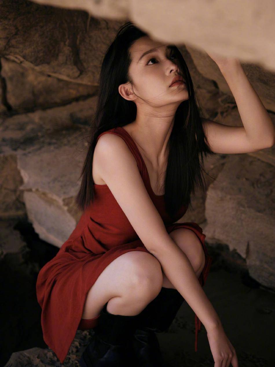 李沁红白两色写真大秀曼妙身材!雪肤玉貌美得让人窒息