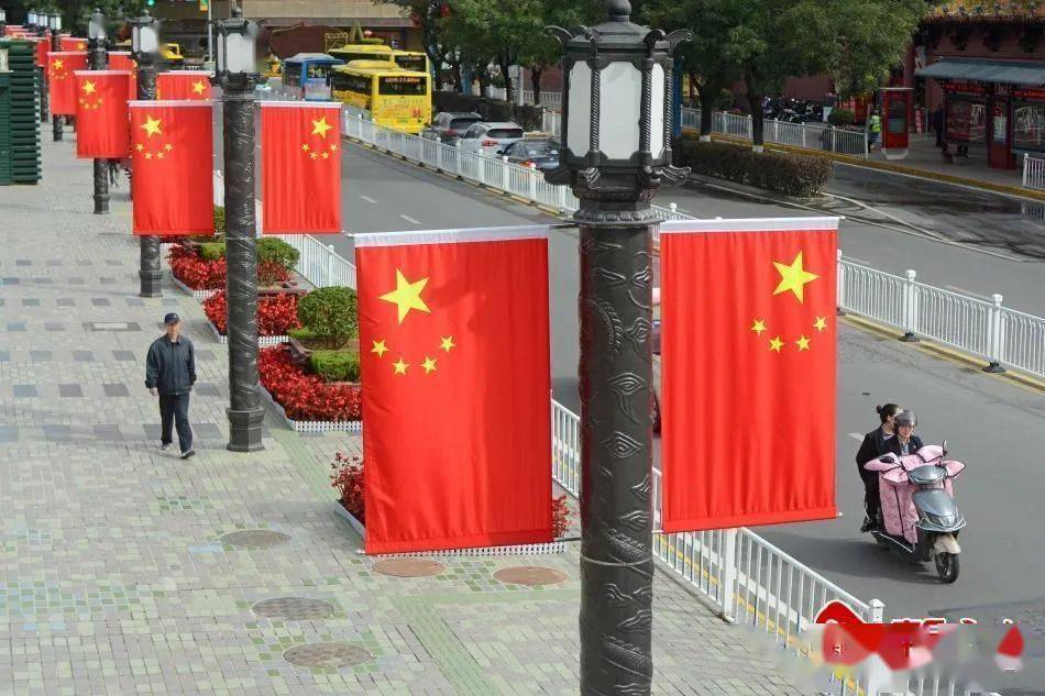 在伏羲城步行街,藉河风情线等地,市民纷纷以国旗为背景,将中国红与