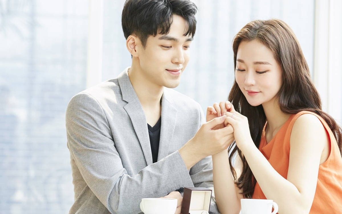 以下七种行为都属于职场暧昧,占一条都算_工作_同事_对方