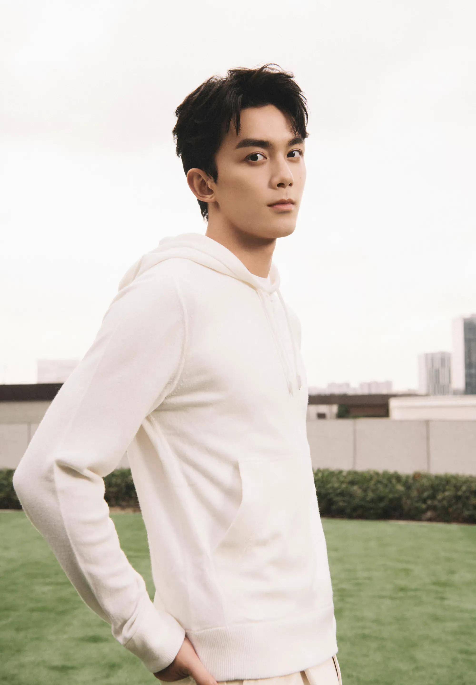 吴磊白色卫衣写真,一身纯白清爽干净,少年感十足,帅气满分_造型_演技