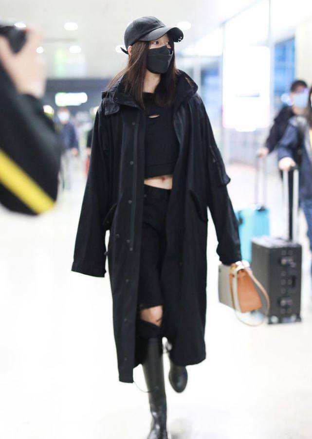 关晓彤露着肚脐眼出门,全黑搭配但却都是亮点,衣服漏洞也能穿_气质