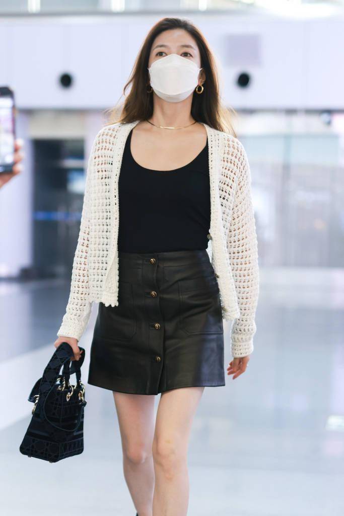 江疏影穿白色针织开衫搭配皮裙 戴金色圆形耳坠邂逅初秋韵味_黑色