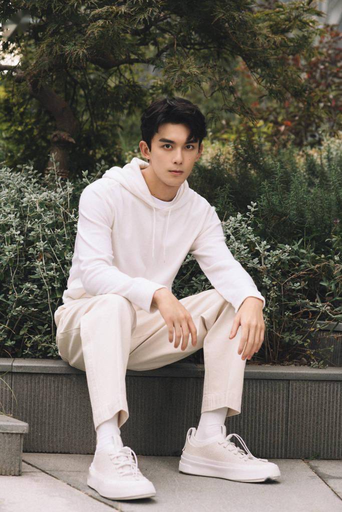 吴磊卫衣套装秋日氛围感写真释出 运动时尚似白马王子