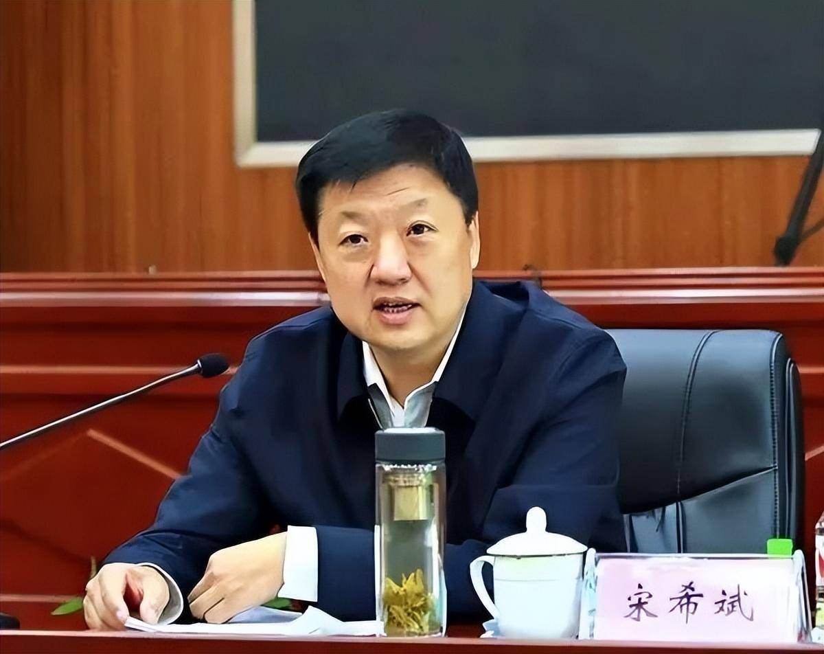 地委副书记,行署专员,林管局局长,两年多后改任大兴安岭地委书记