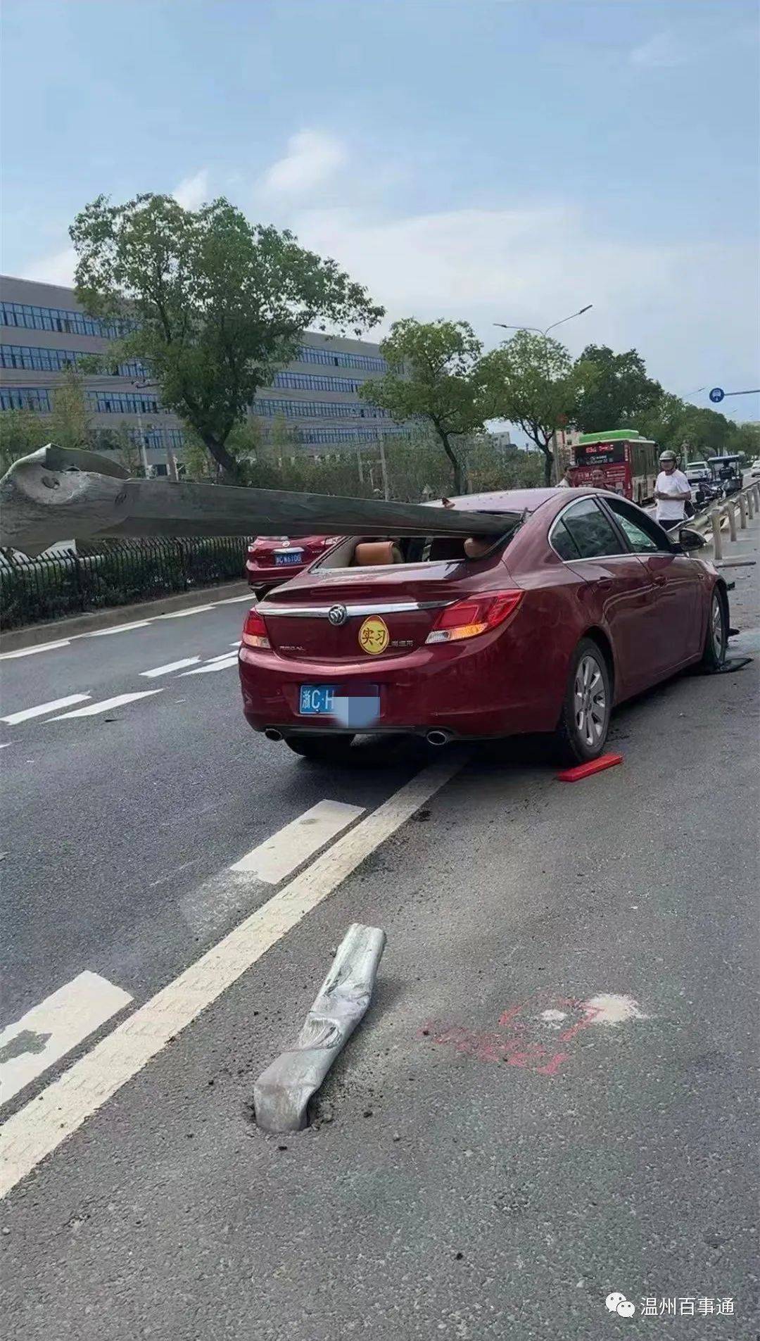 温州轿车被护栏穿透,现场惨烈