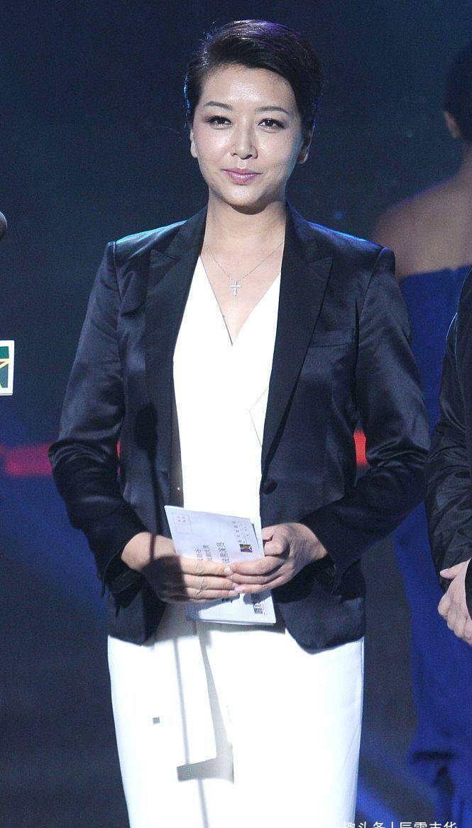 江珊穿黑西装真气派,配白色"简约"连衣裙,美得高级又气质优雅_女性