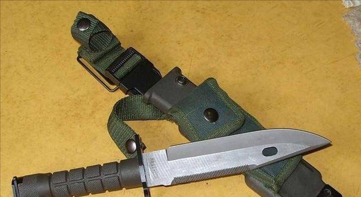 当时美军使用的还是老式m7型双刃短剑式刺刀,仅仅能当匕首使用