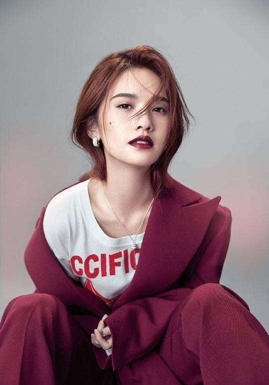 36岁杨丞琳公开睡醒素颜,黑眼圈和肿嘴唇太真实,网友不信是本人_皮肤