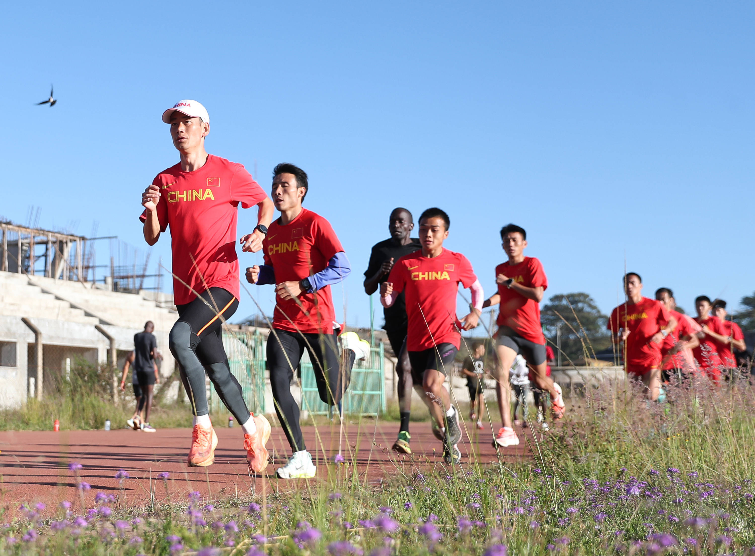遇强则强 中国马拉松男队的"长跑王国"之旅_训练_国建_新华社