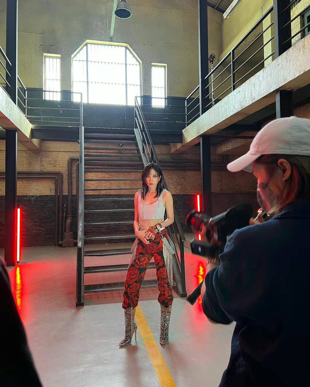 充满迷人气息的身材,浓厚的烟熏妆炫耀性感美_强烈的_网友_安喜延