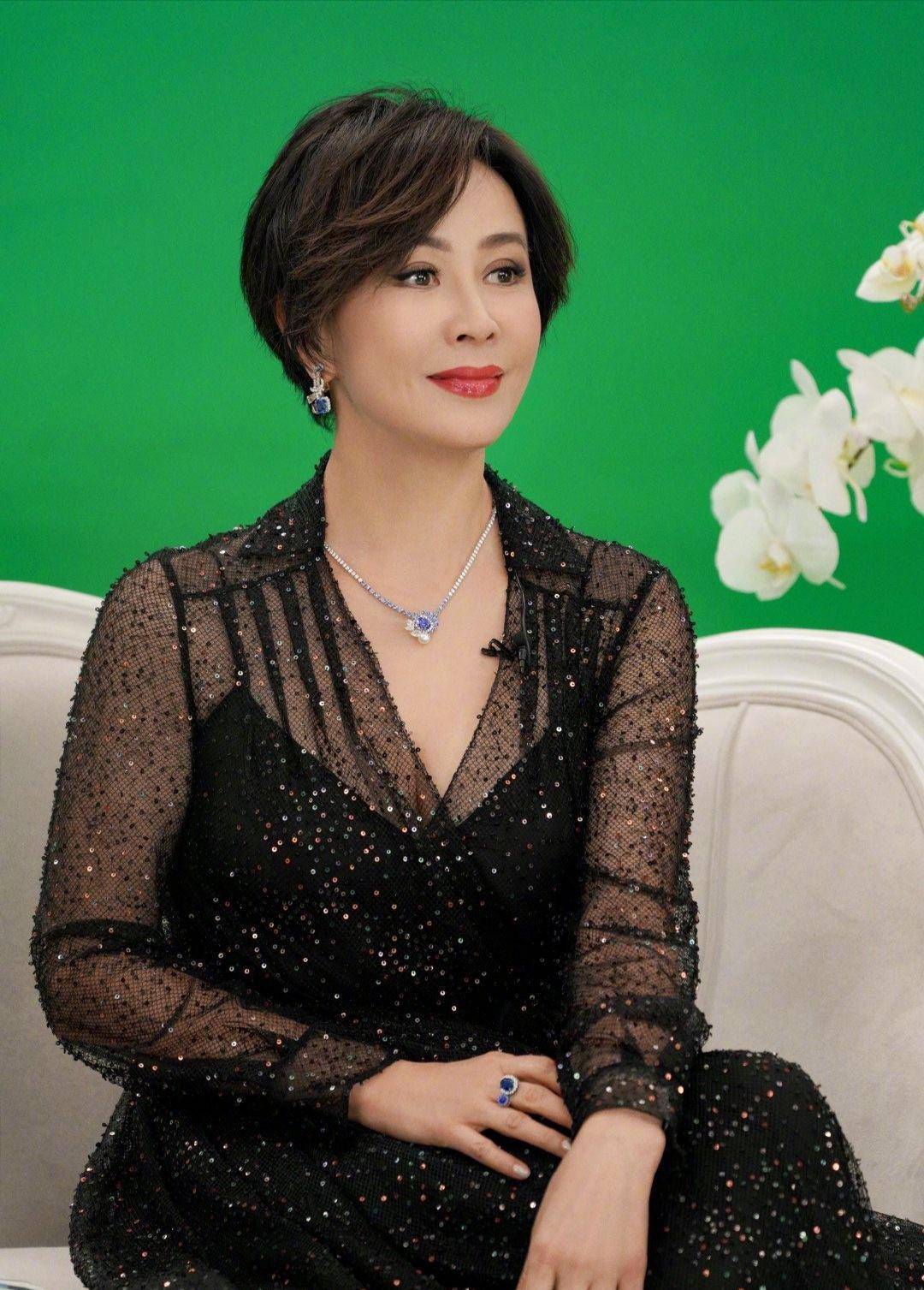 刘嘉玲和何鸿燊女儿何超莲同框,穿豹纹衬衣配西装很减龄,超像姐妹