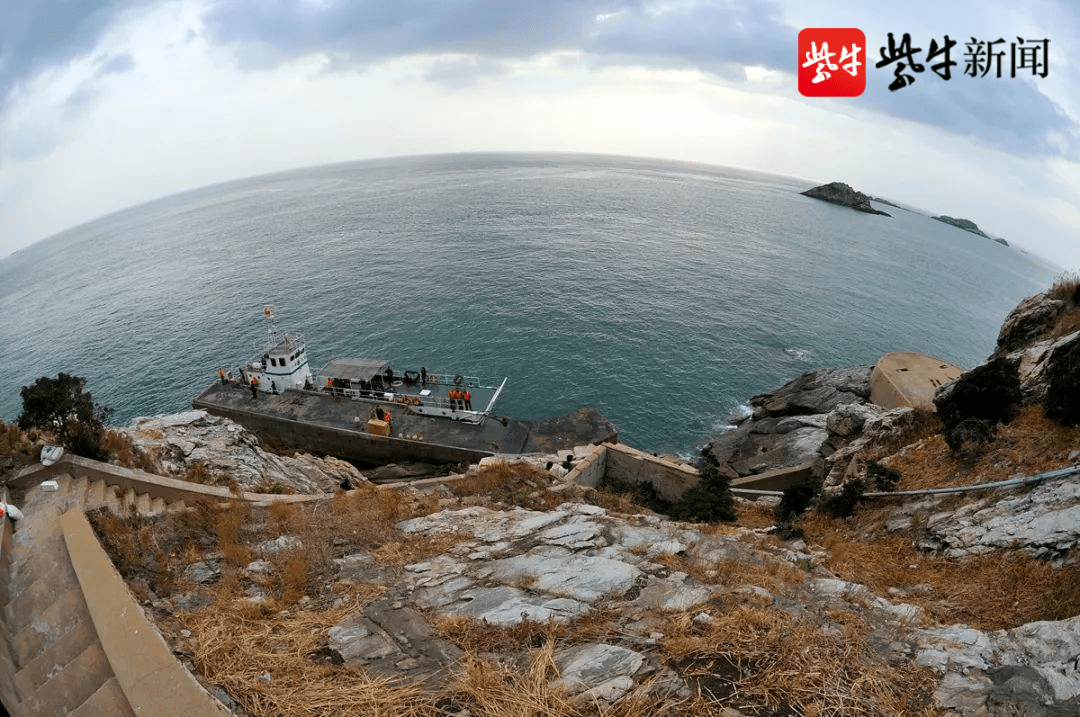 前三岛五个人的升旗仪式10月1日清晨,驻守在达山岛上的前三岛派出所守