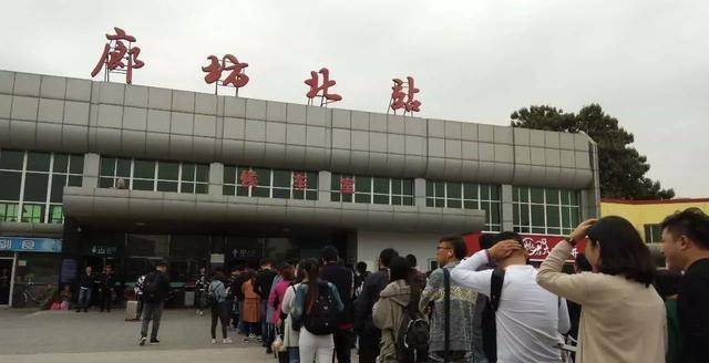 中国最“晕头”的火车站，两个站点只隔一堵墙，游客：到底去哪个