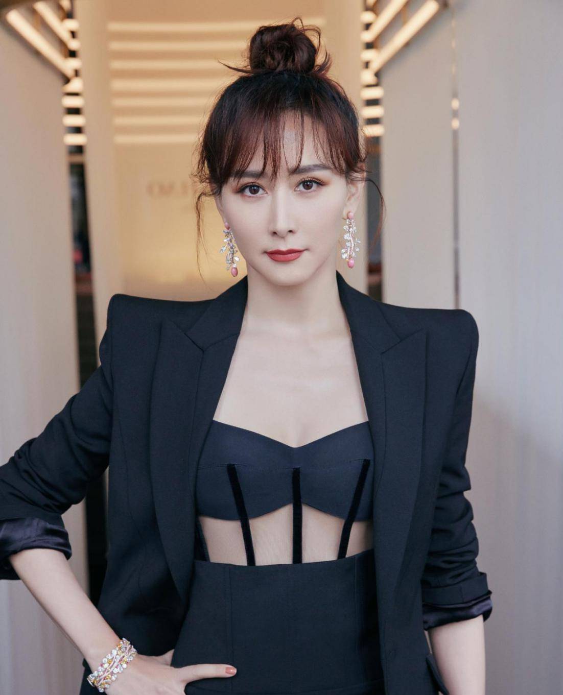 "阔太"胡静越来越胆大,西装外套内搭抹身材太"清凉",美的高级_黑色