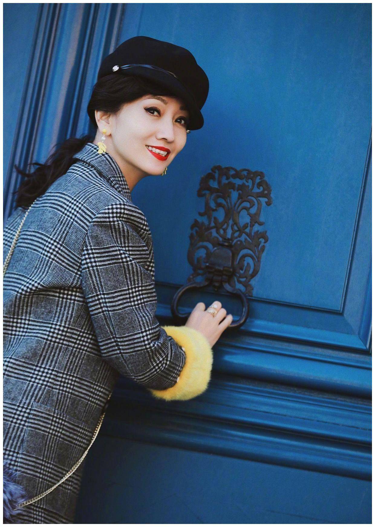 气质"女神"赵雅芝秋季穿搭,格子西服搭配黑色紧身裤,减龄时髦