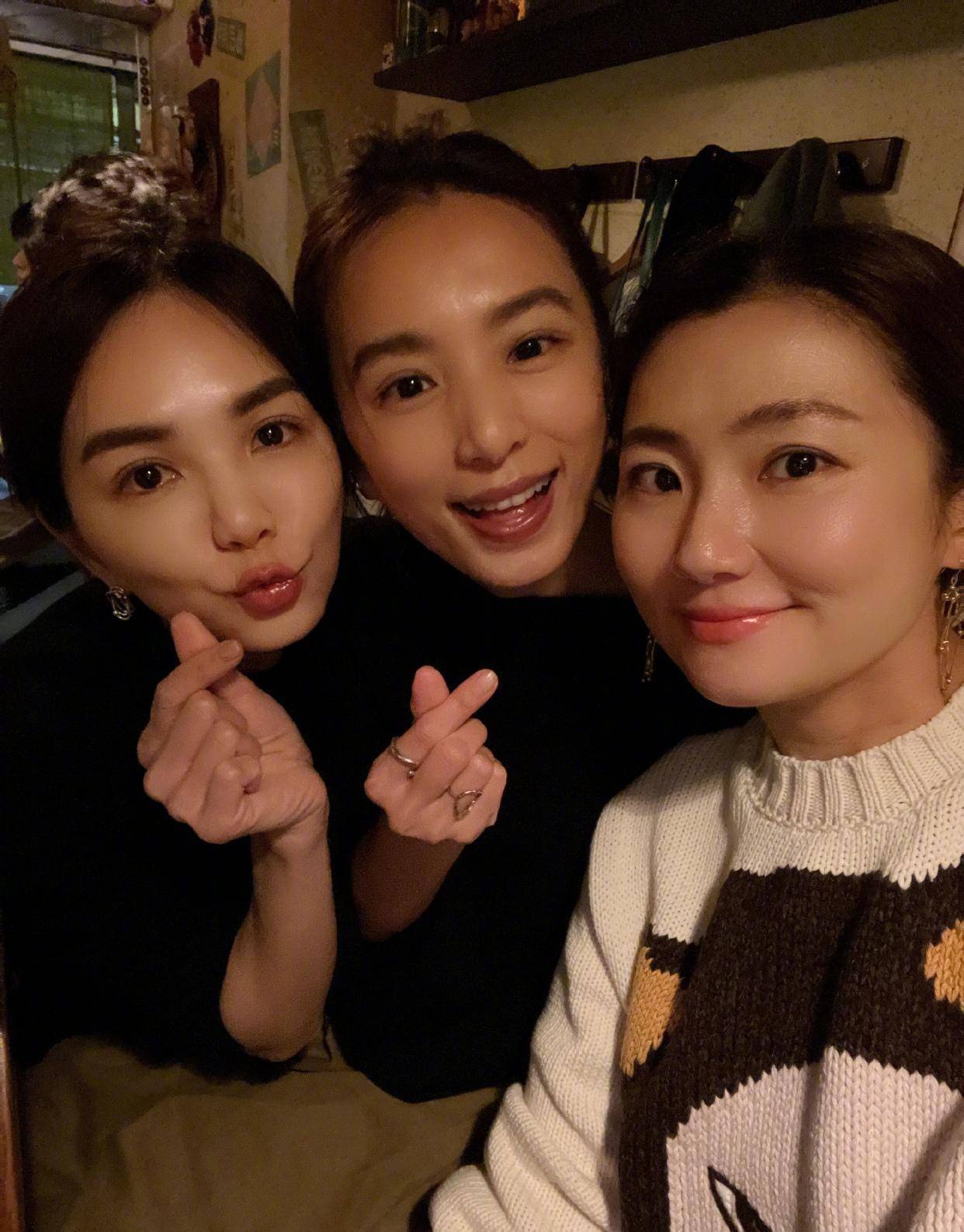 e三个人的合照亮相了,在这张照片上,三个女生不再是以前的青春懵懂