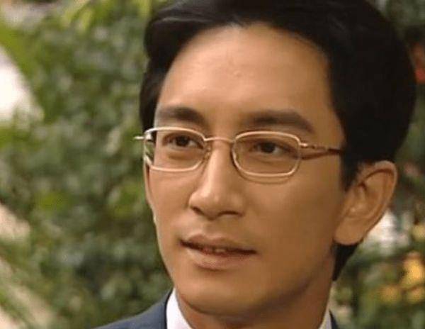 很少有人能戴一副金眼镜让人看起来有气质.