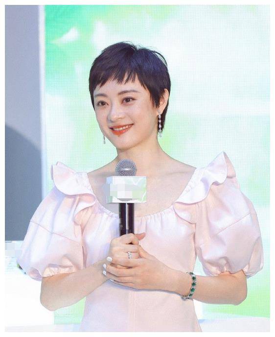 孙俪穿粉色荷叶裙,皮肤白里透红嫩出水,37岁年龄17岁状态,服了_连衣裙