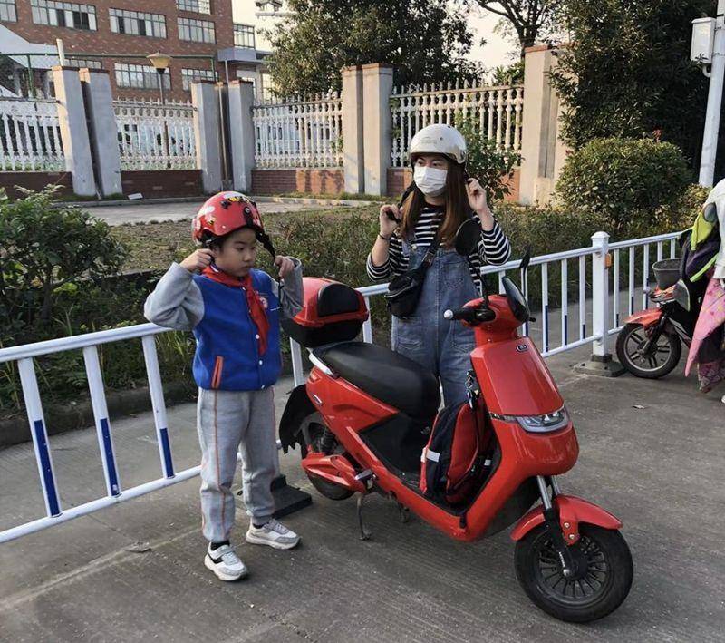 女儿因为妈妈骑电动车接送,而被同学嘲笑,宝妈的回答堪比教科书_孩子