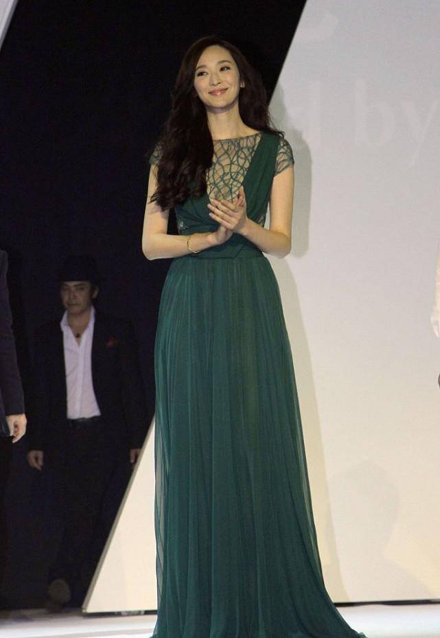 吴佩慈自带贵妇气质,生了四个孩子身材还这么好,穿裙装显出曲线_的