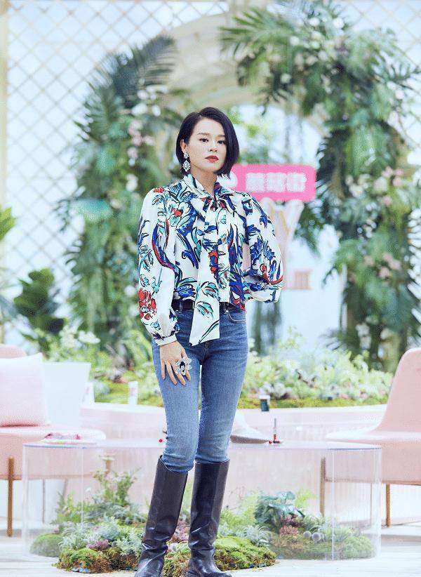 胡杏儿当妈后还不消停!穿双层肤色时尚裙现身,这让男生眼睛往哪放