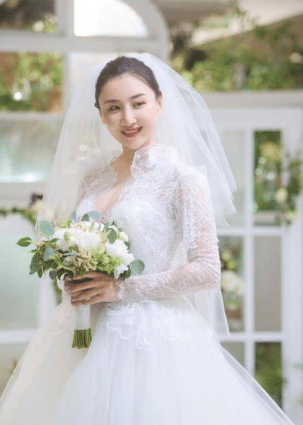 何雯娜婚纱照曝光,时尚动人不输娱乐明星_中国_梁超_女子