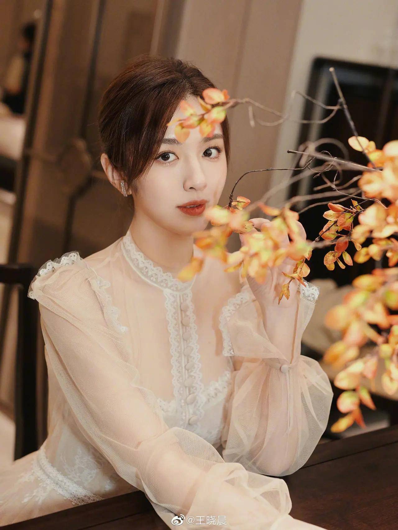 宋茜为王晓晨庆祝生日,两人大胆玩"亲亲"_搭档_观众_生命