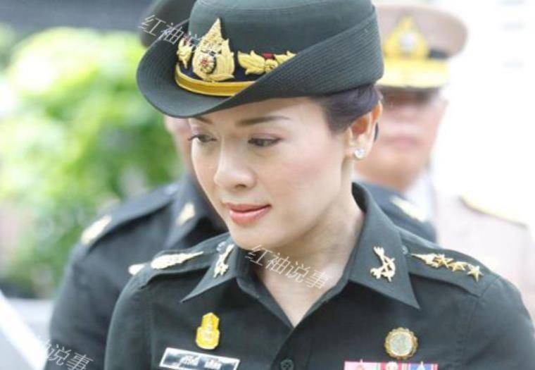 泰国国王军装礼服图片