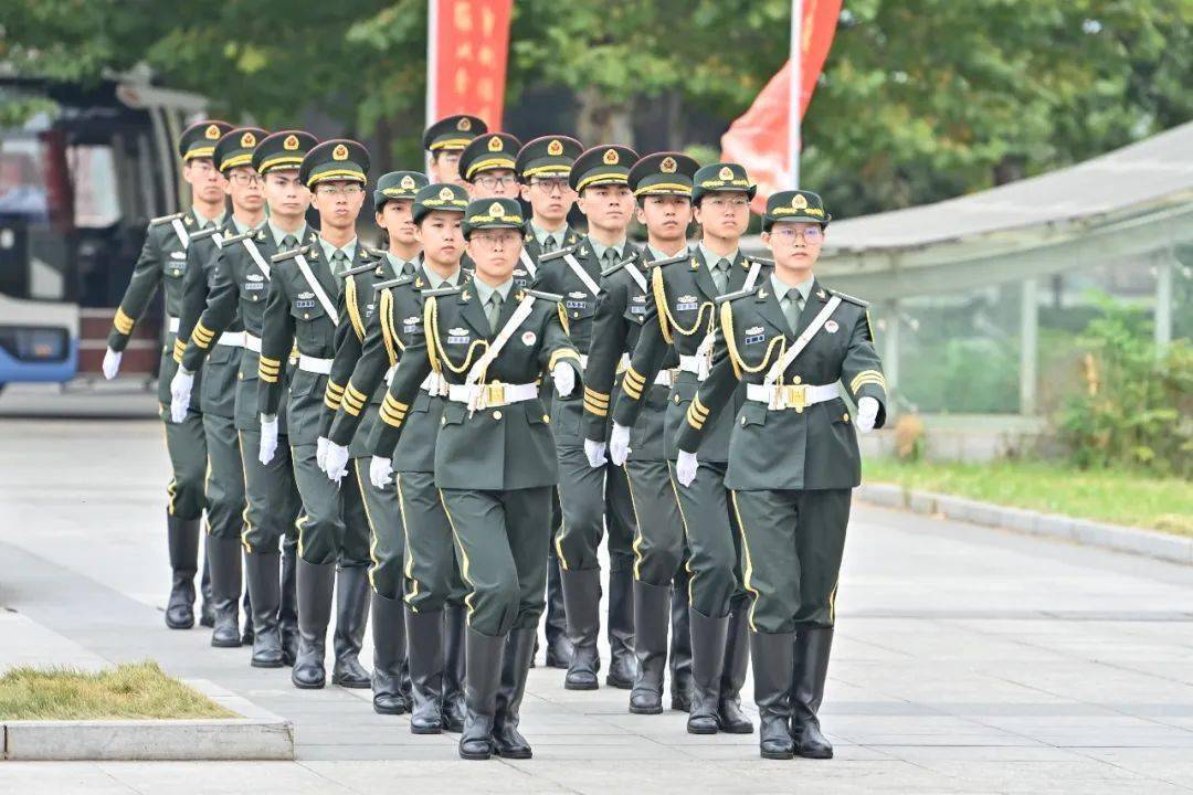 揭秘武漢高校裡的國旗守護者_訓練_升旗_崔益榮