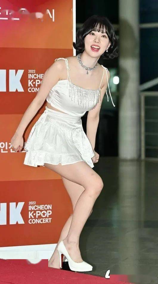 jennie紧身裙,张元英黑丝长腿,丁恩妃的热情,apink吴夏荣性感身材!