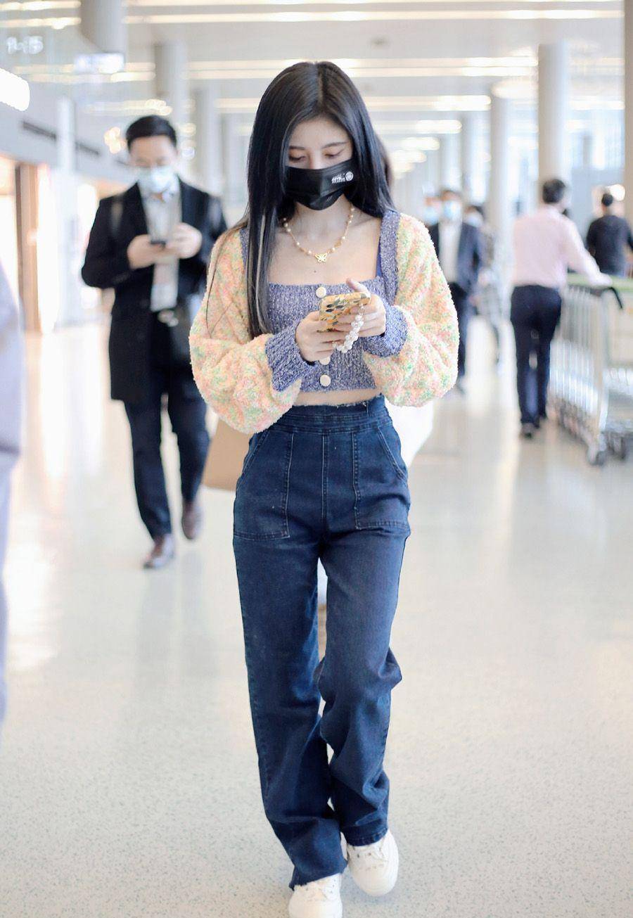 鞠婧祎穿露脐装上街,被中年男子偷拍,这腰围真实存在吗?