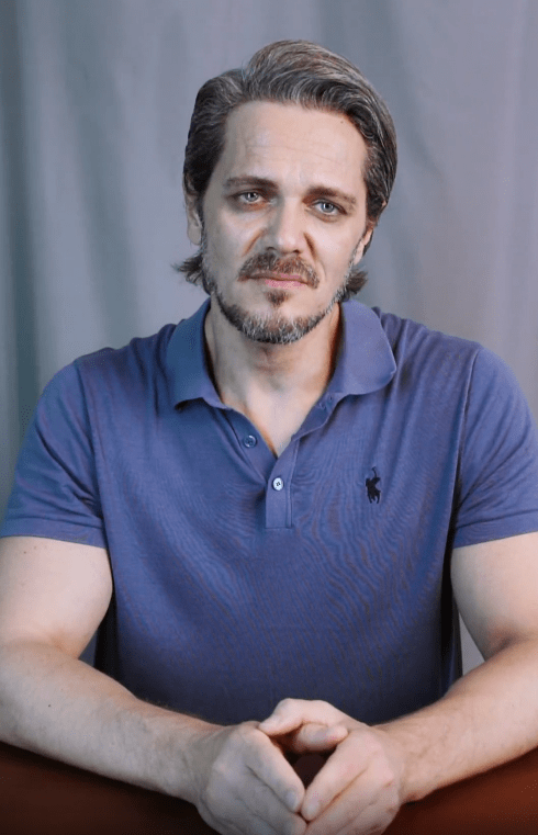 《万里归途》最惊艳配角:蓝眼睛的边境官哈桑,现实身份让人意外_尤金