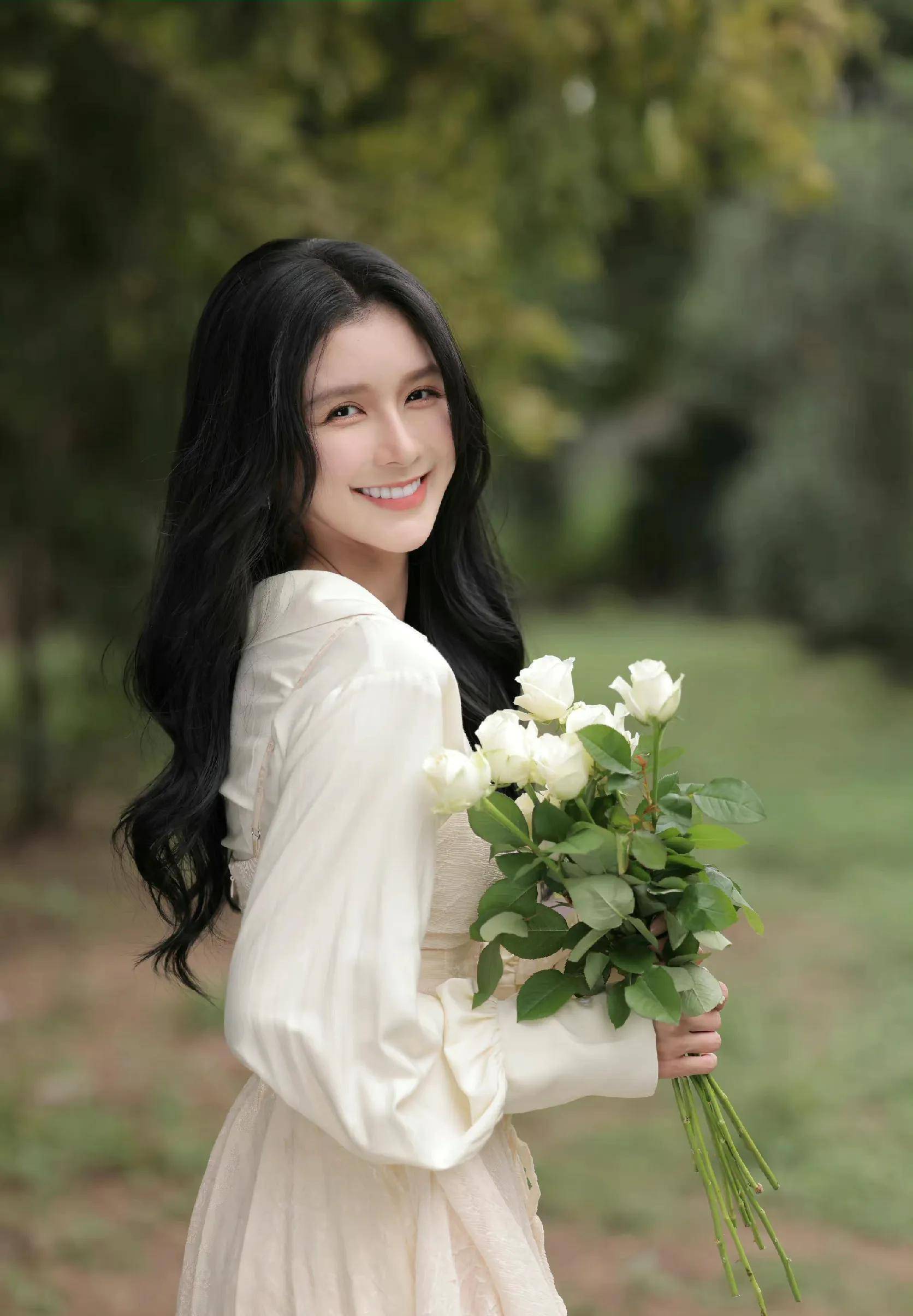 蔡卓宜山野林间白裙捧花写真,纯欲风拉满,氛围感十足_花瓣_清香_鲜花