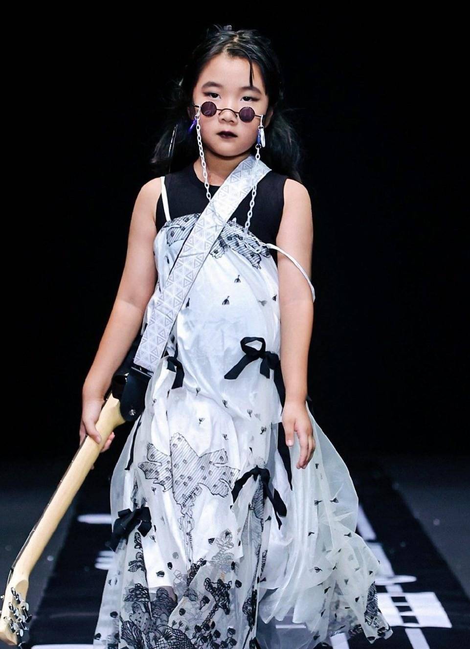 乔杉晒7岁女儿近照,化烟熏妆前卫摇滚范儿十足,被指基因强大_垛垛