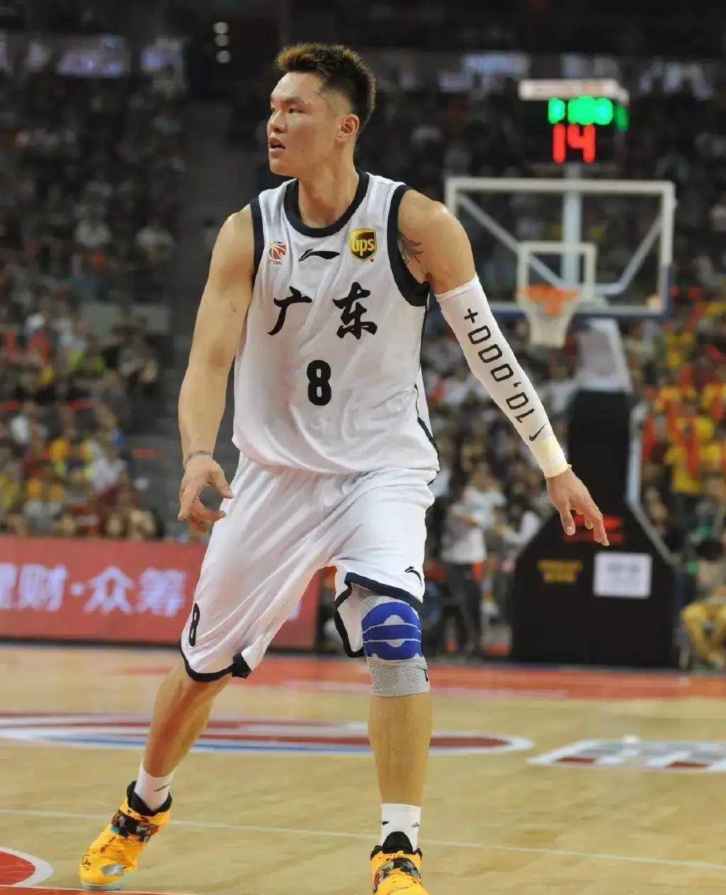 易建联酷爱aj,姚明穿麦迪战靴统治赛场!_王治郅_nike_球鞋