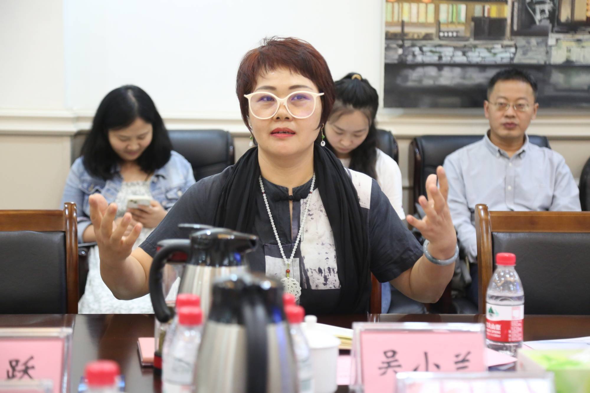 吴小兰作总结讲话(央广网发 重庆文化艺术职业学院供图)研讨会最后