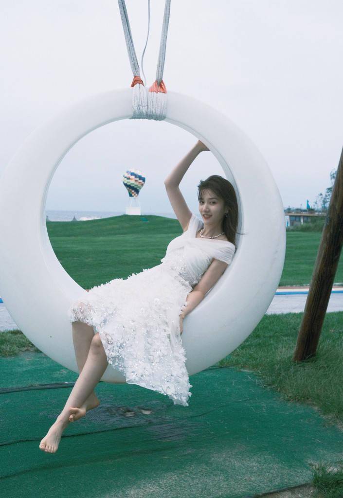 徐悦发布海边写真度假风十足 长发白裙飘逸浪漫_度假_徐悦_写真