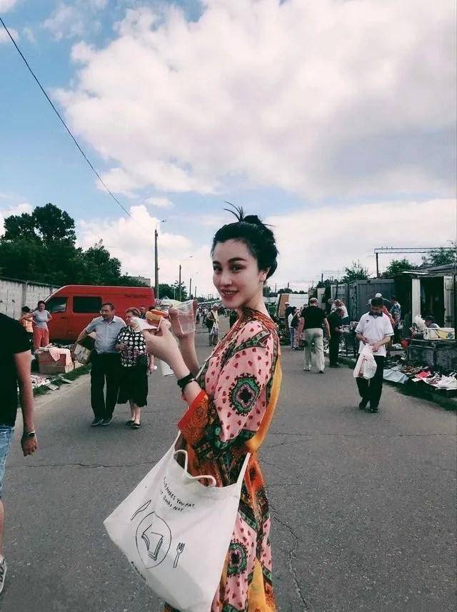 刘翔妻子近照曝光,素颜出镜显憔悴,穿卡通毛衣显臃肿被吐槽老气_吴莎