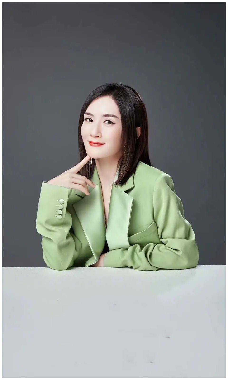谢娜认真打扮真的好美,穿牛油果绿西装很抢镜,齐肩短发超减龄_效果