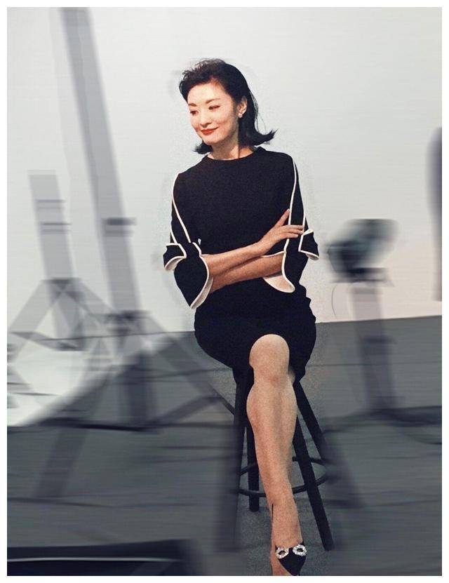 周涛虽低调但穿搭实力太强,绿色西装套装出席活动,低马尾好时尚_女性